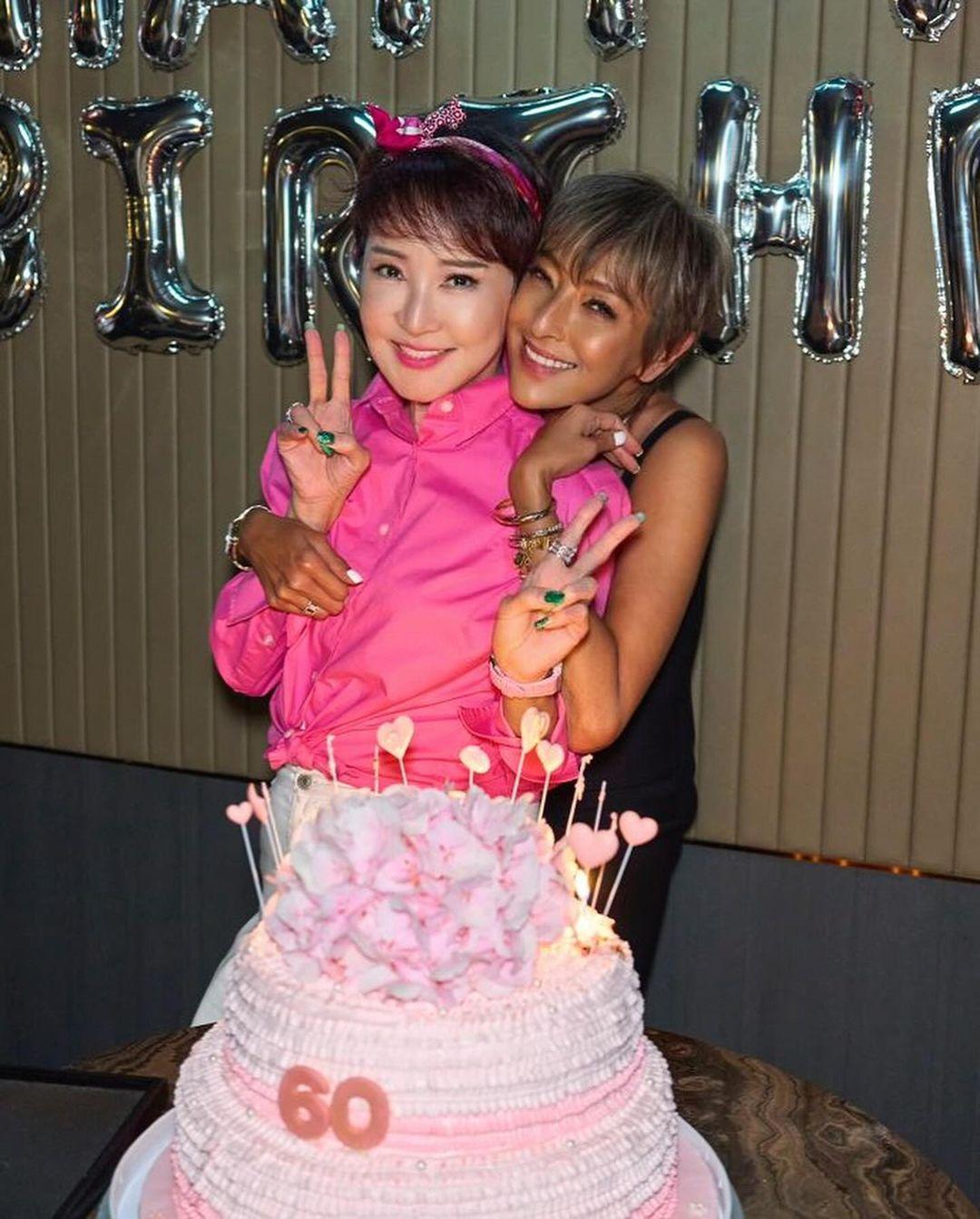 狄波拉一身Barbie粉紅登場。