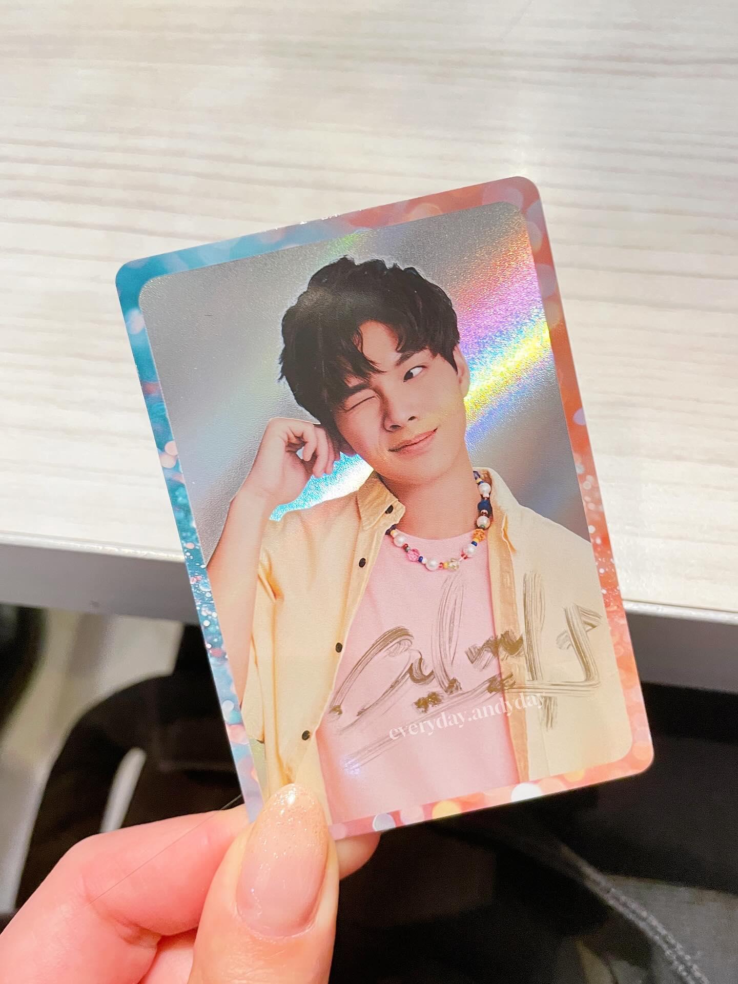 有網民拿出黎展峯的閃卡予楊受成簽名,他一樣照簽。