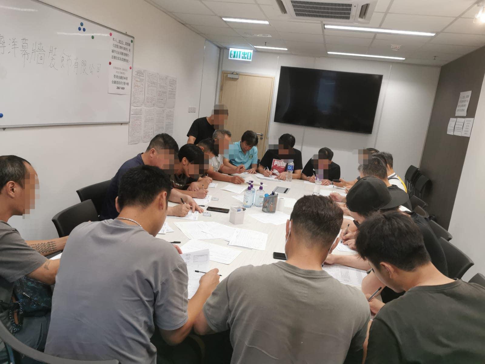 建造業總工會權益團隊趕到工地現場調解及協助工友,下午團隊協助工友到觀塘勞工處登記。(建造業總工會)