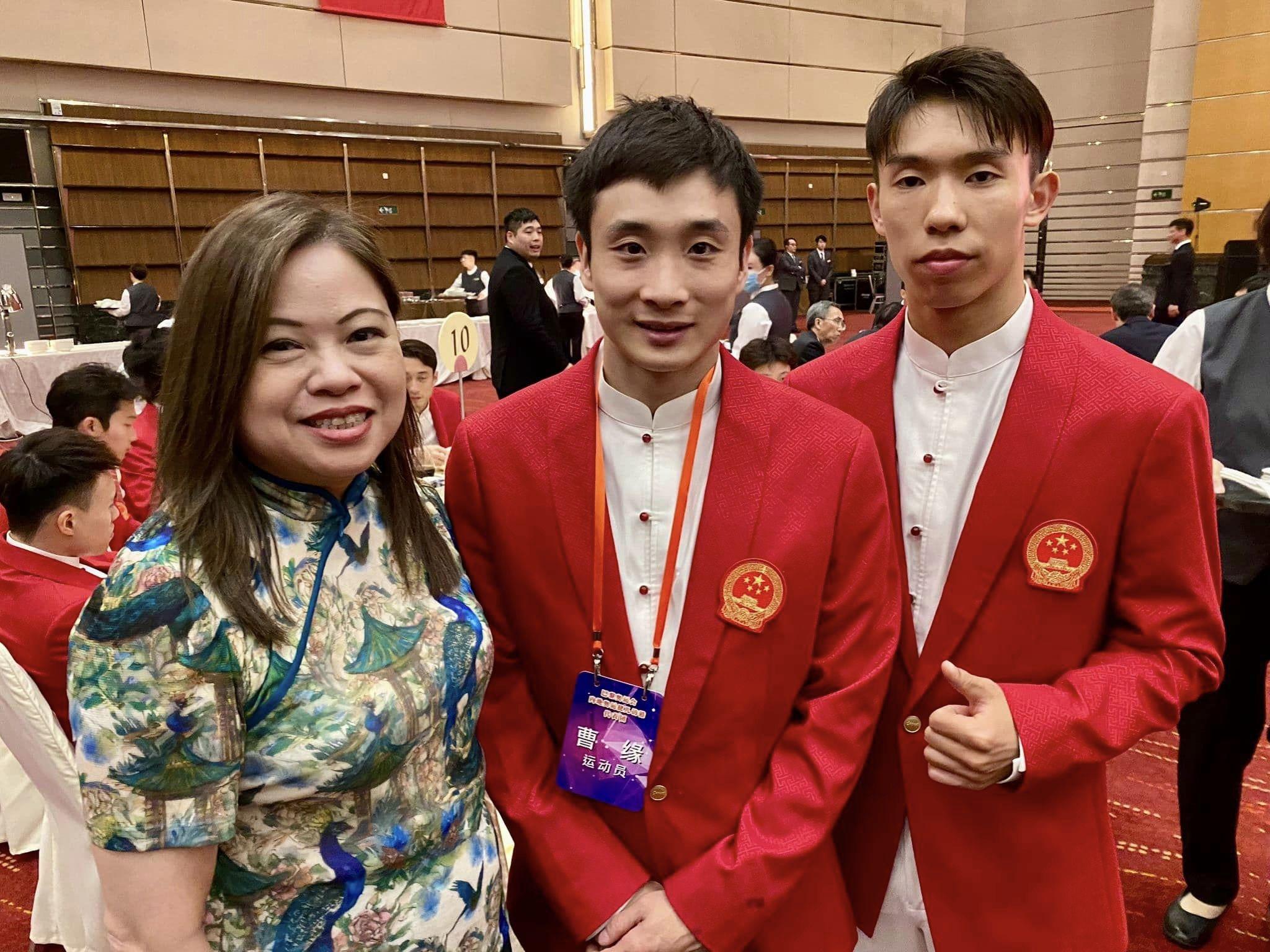 國家隊訪港|羅淑佩面貼面與鄒敬園合照 李家超向馬龍指曾參加乒乓球班際比賽| Ray Online