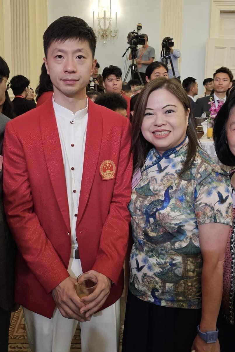 國家隊訪港|羅淑佩面貼面與鄒敬園合照 李家超向馬龍指曾參加乒乓球班際比賽| Ray Online