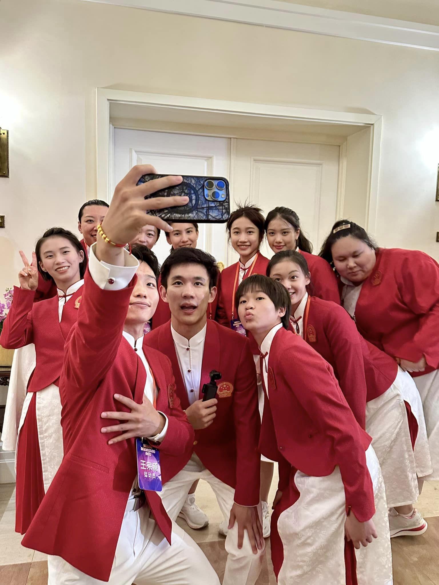 國家隊訪港|羅淑佩面貼面與鄒敬園合照 李家超向馬龍指曾參加乒乓球班際比賽| Ray Online