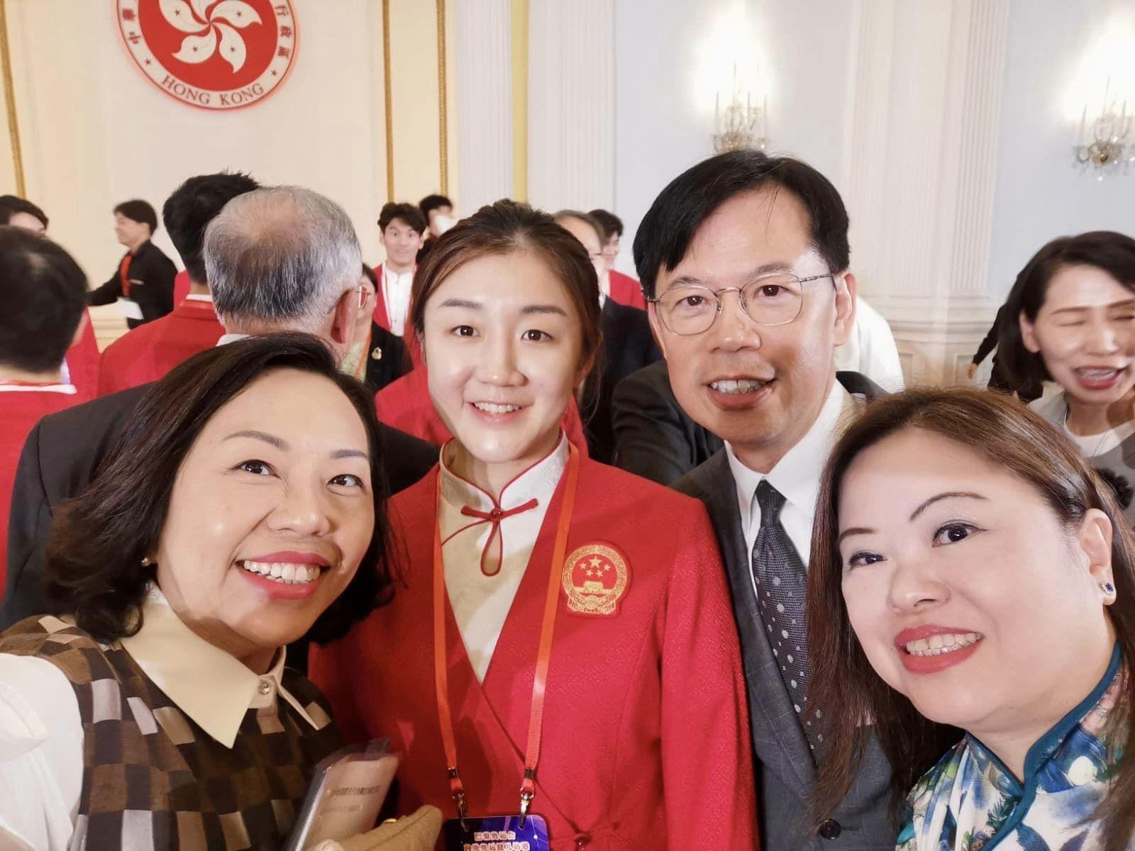 國家隊訪港|羅淑佩面貼面與鄒敬園合照 李家超向馬龍指曾參加乒乓球班際比賽| Ray Online