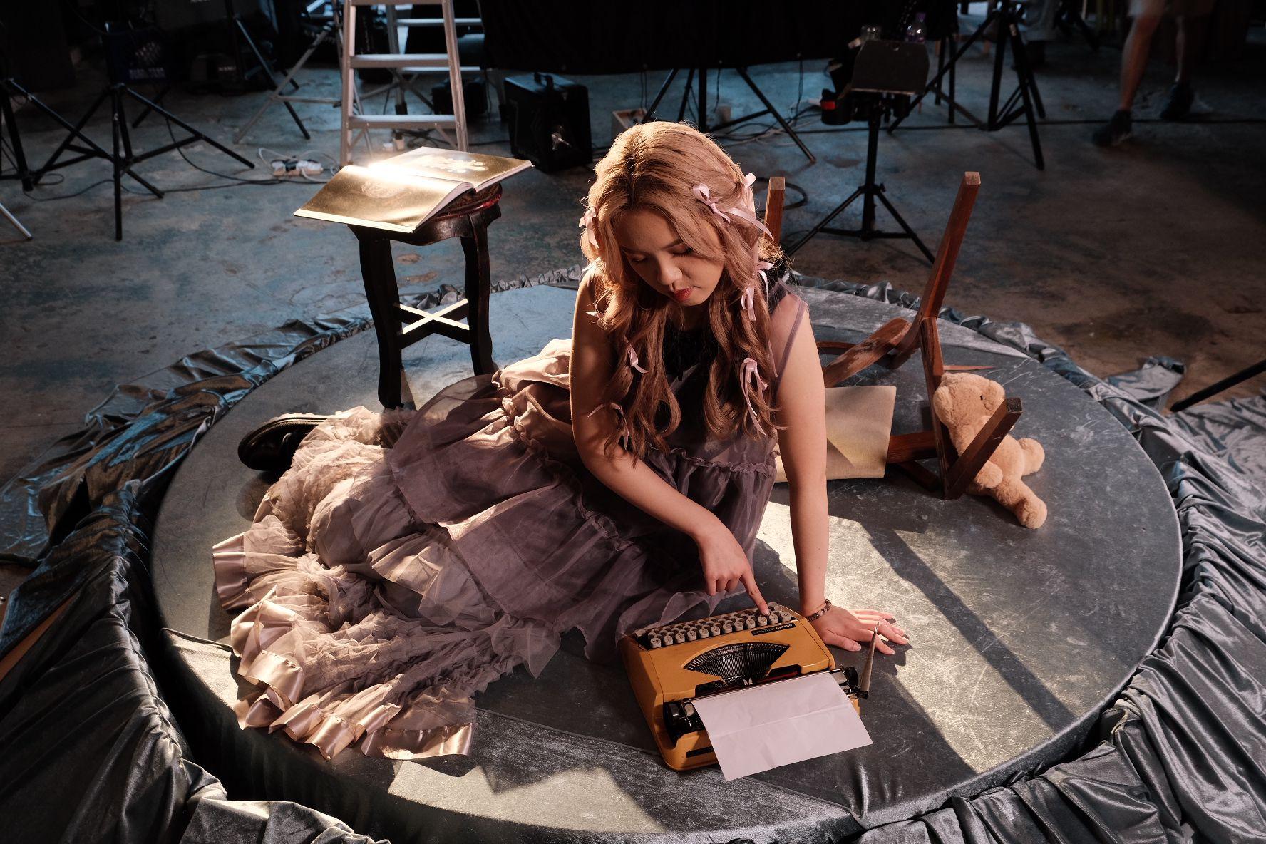 Beanies成員之一的黃健怡(Winky)近日推出今年第三首個人單曲《空空避世學》。