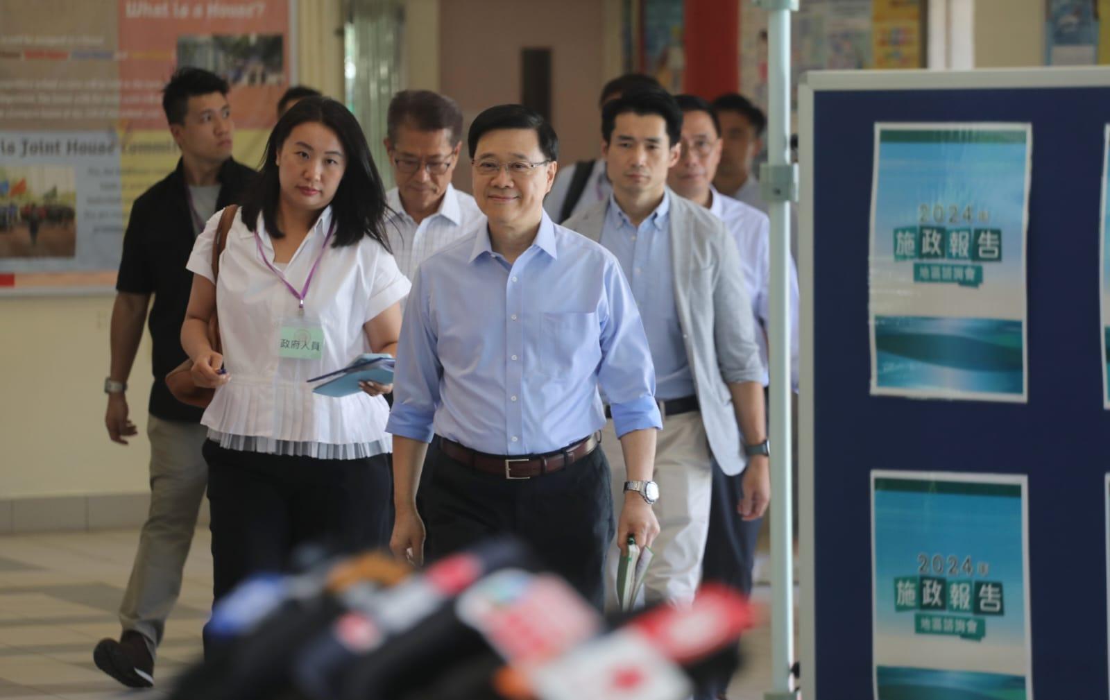 李家超與多位司局長出席第二場諮詢會。