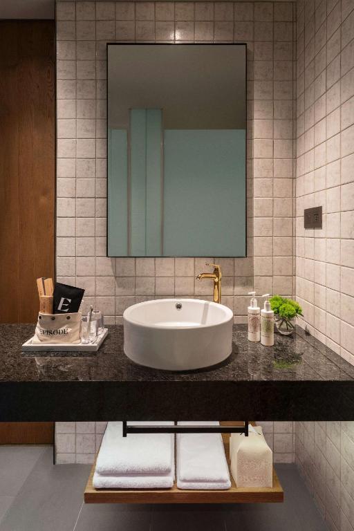 浴室設計明亮衛生。