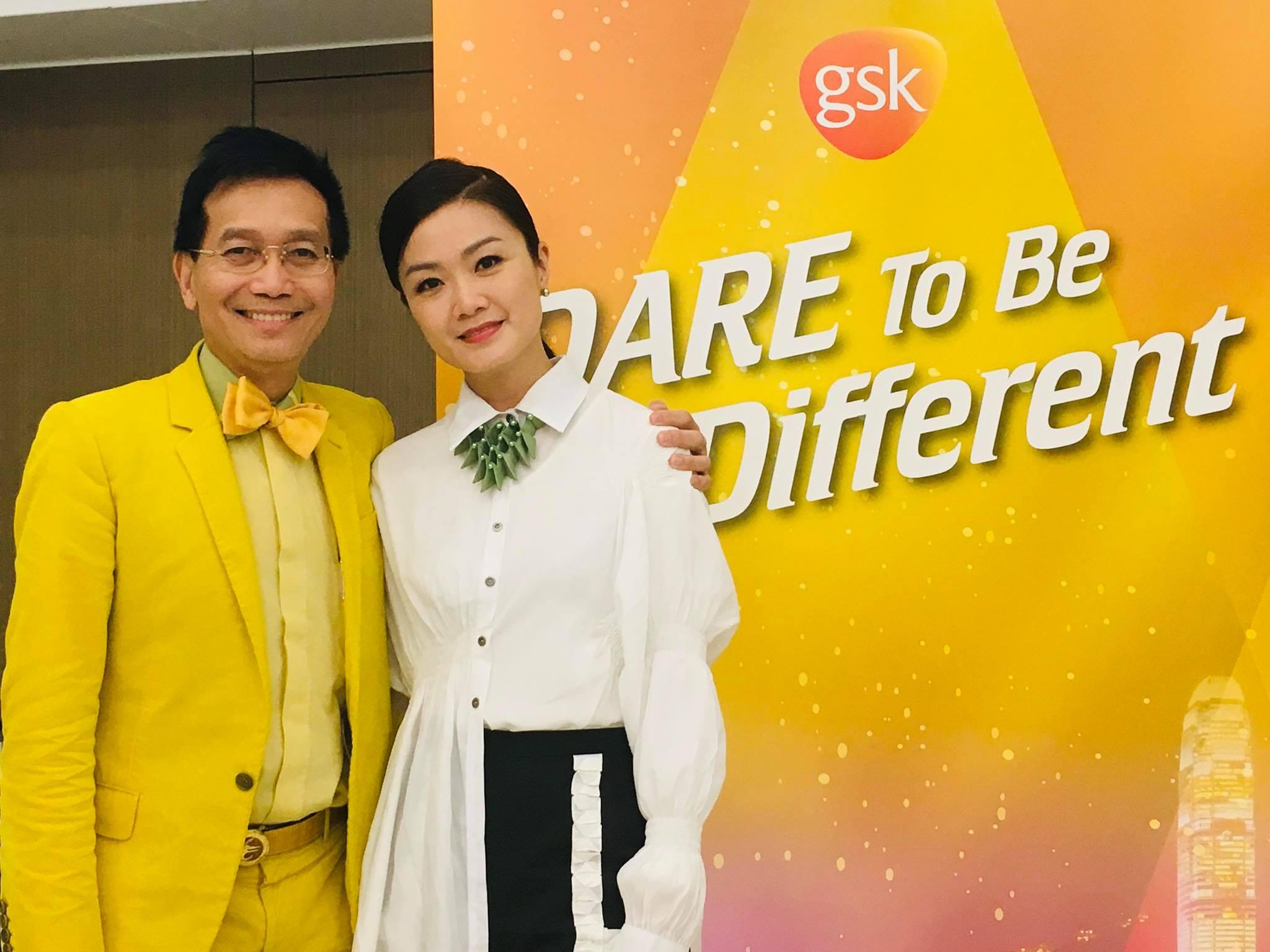 黎青龍因為七彩西裝打扮令人印象極深。