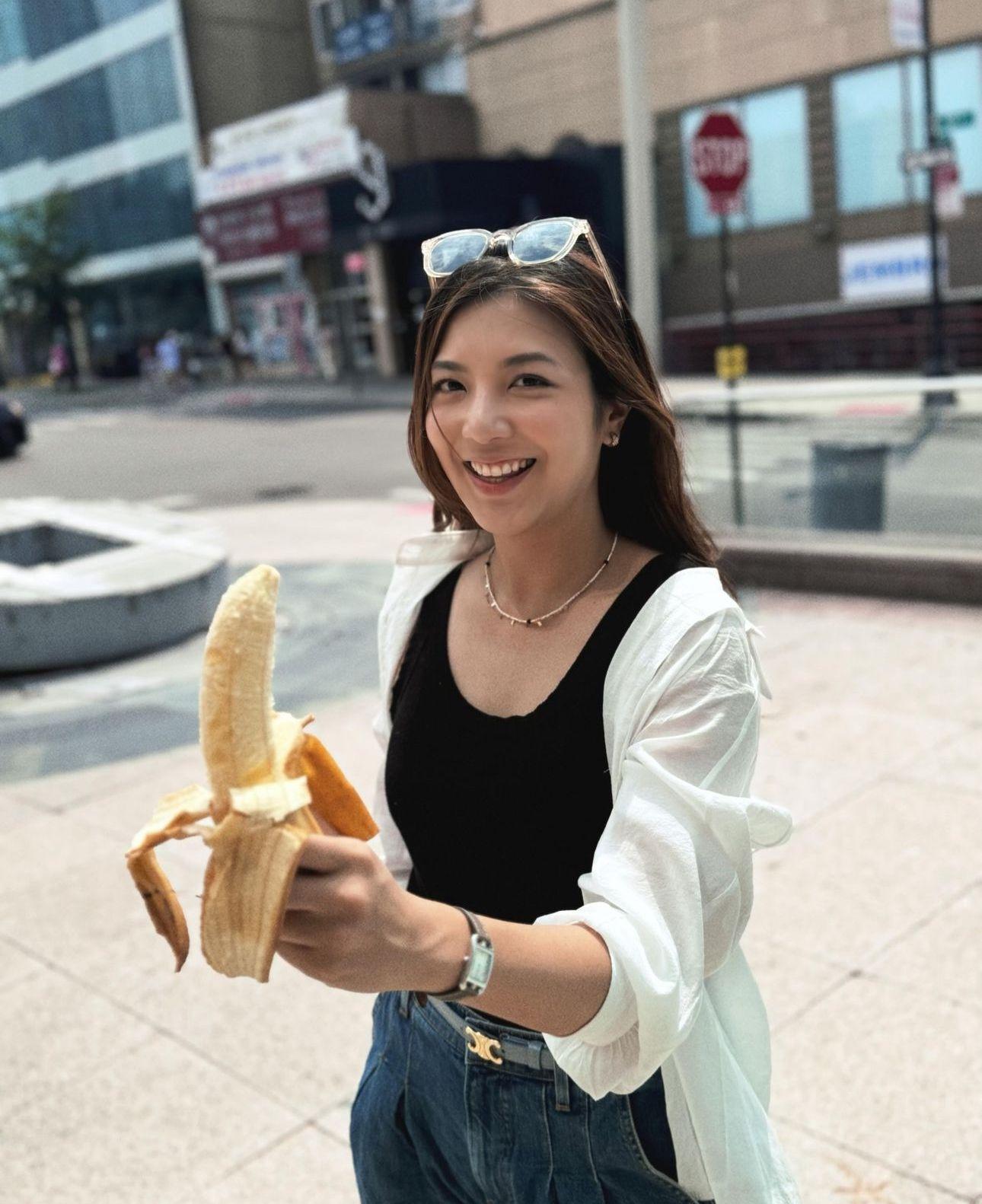 單文柔手亦拿起香蕉拍照。