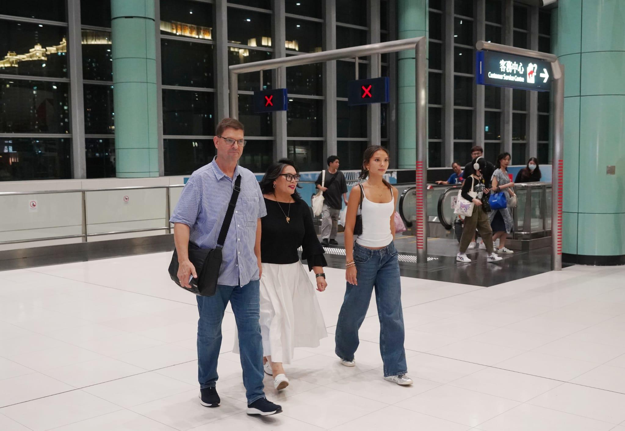 Alfred與家人首度使用回鄉證過關。