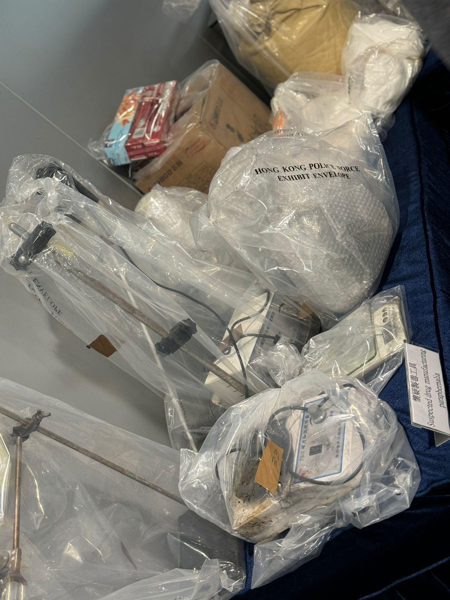 警方在行動中檢獲毒品及製毒工具。