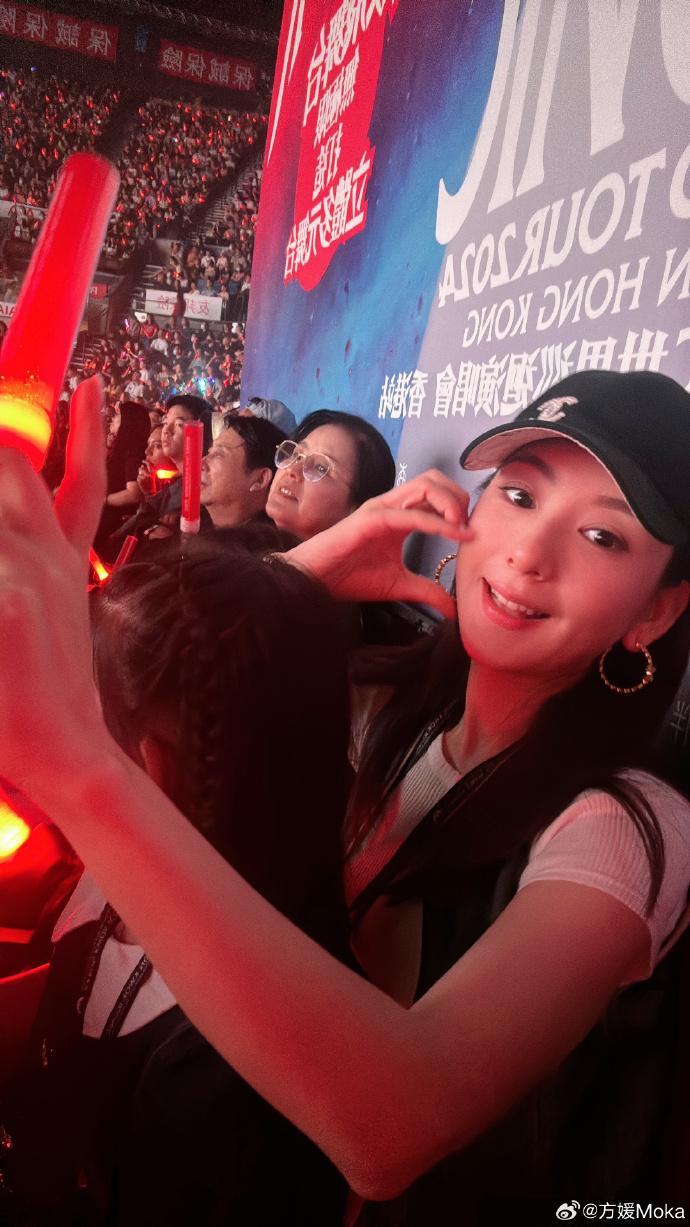 方媛帶同家人及兩女入場。