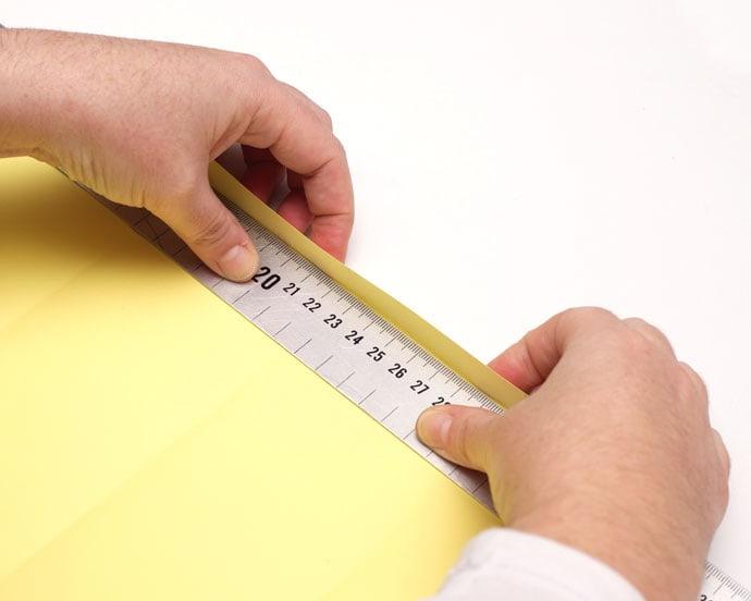 蝴蝶詩意燈籠diy製作步驟|3. 打開色紙,然後將頂部及底部邊緣向內摺,摺疊約1.5cm