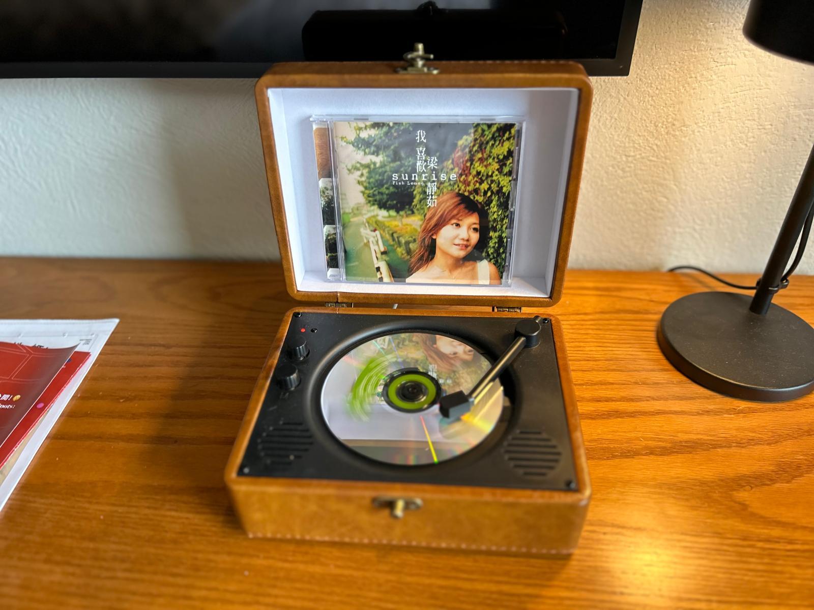 房內擺放了經典唱片,房客可以用唱片播放器聽歌。