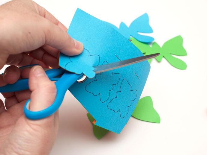 蝴蝶詩意燈籠diy製作步驟|1. 先在三張不同顏色色紙畫上蝴蝶外框,然後剪出來,備用。