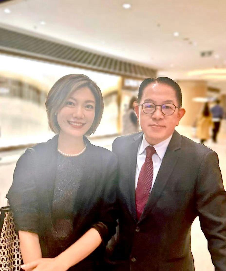 龍婷早前被揭跟已婚製作人丘亞葵在車廂激吻。