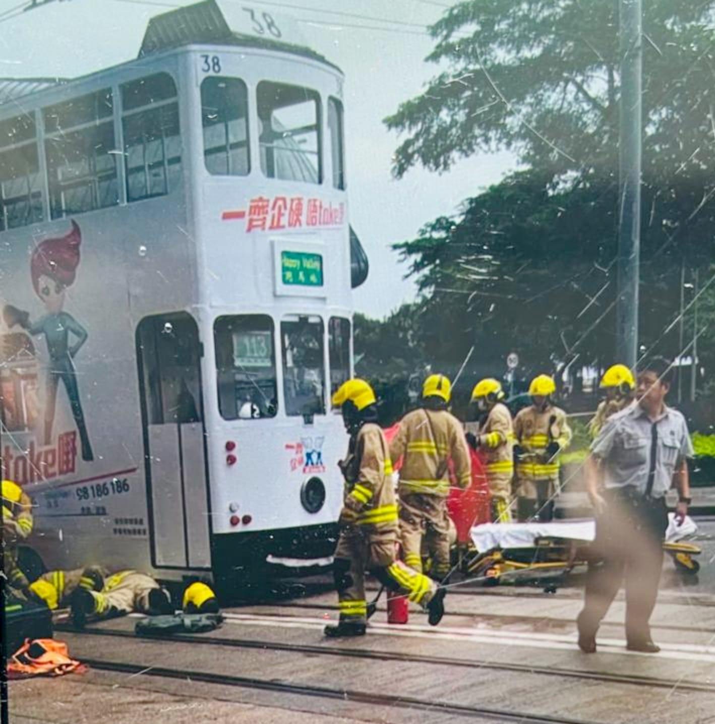 堅尼地城有電車撞倒3途人(讀者提供)