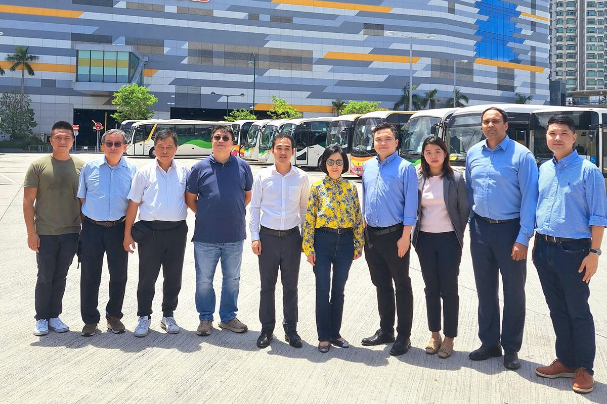 葉劉淑儀(右五)與黨友視察東涌達東路第一區臨時巴士站。(葉劉淑儀FB)