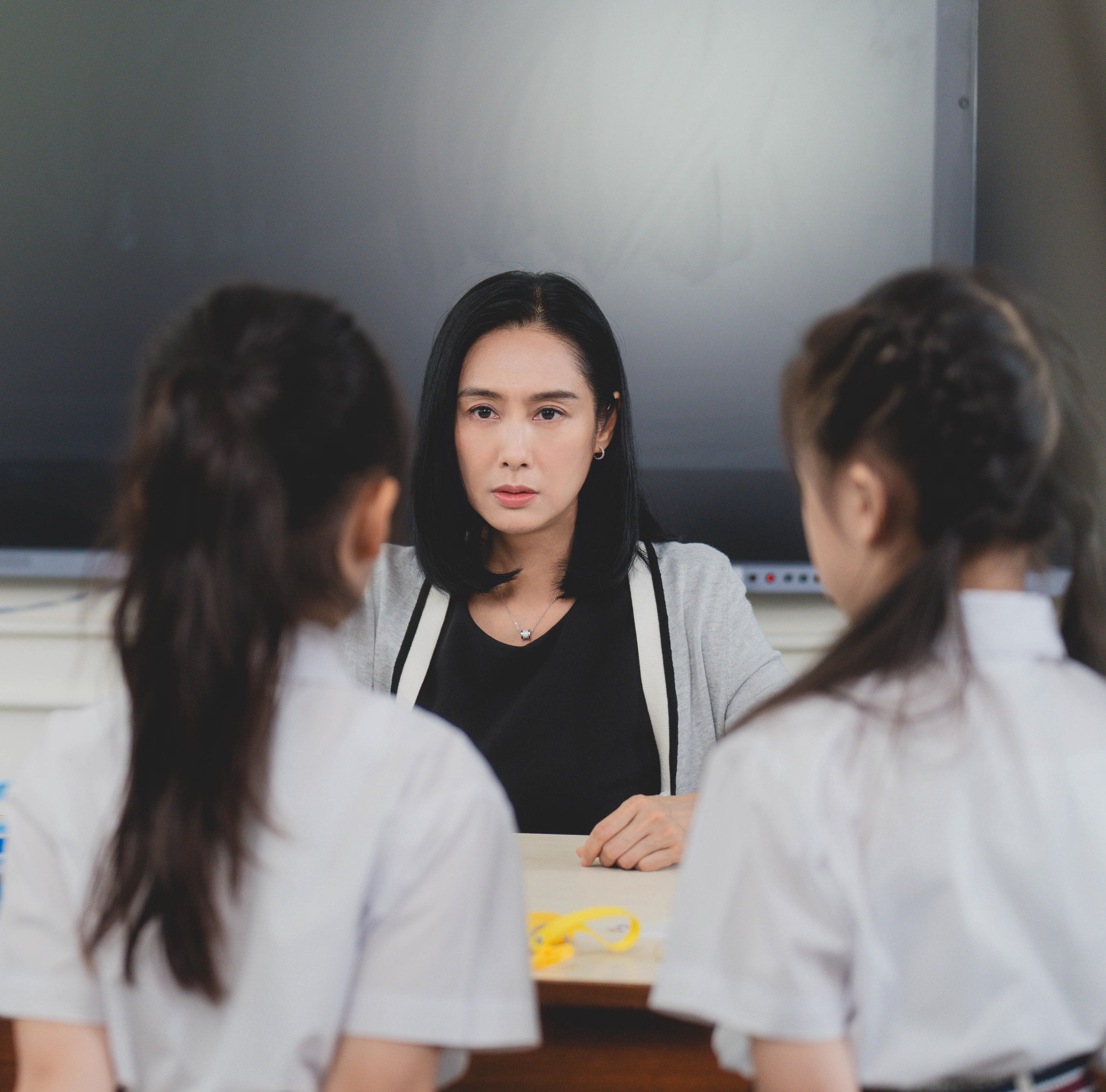 朱茵在《反起跑線聯盟2》演嚴格班主任冼老師。