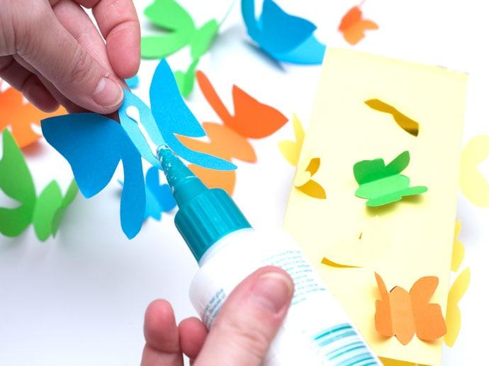 蝴蝶詩意燈籠diy製作步驟|7. 最後將之前剪出的色紙蝴蝶隨意貼於燈籠上。
