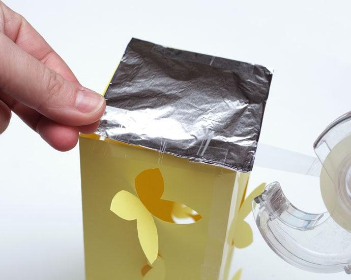 蝴蝶詩意燈籠diy製作步驟|6. 把錫紙剪成兩張7.5cm X 7.5cm的正方形﹐將LED蠟燭或迷你電筒放於燈籠中,然後貼於燈籠頂部及底部。