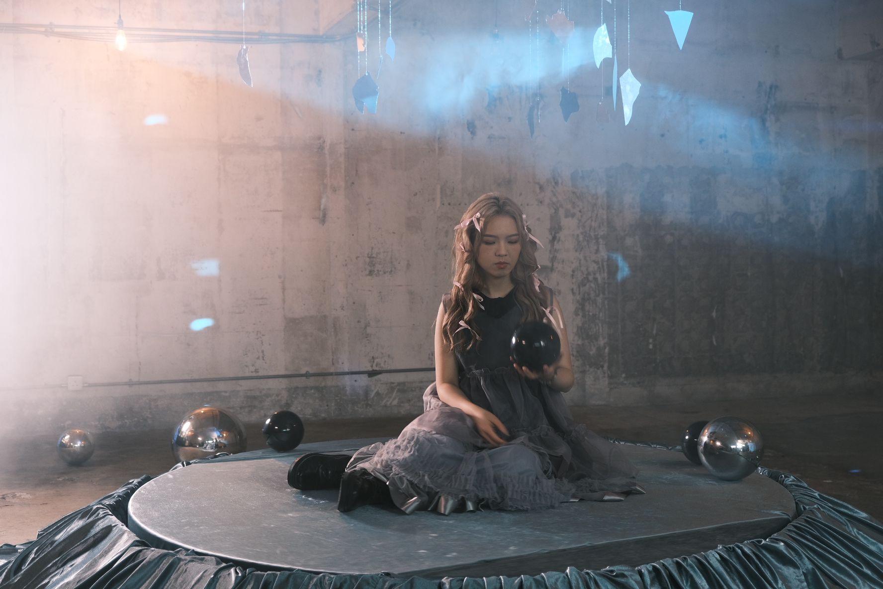 Beanies成員之一的黃健怡(Winky)近日推出今年第三首個人單曲《空空避世學》。