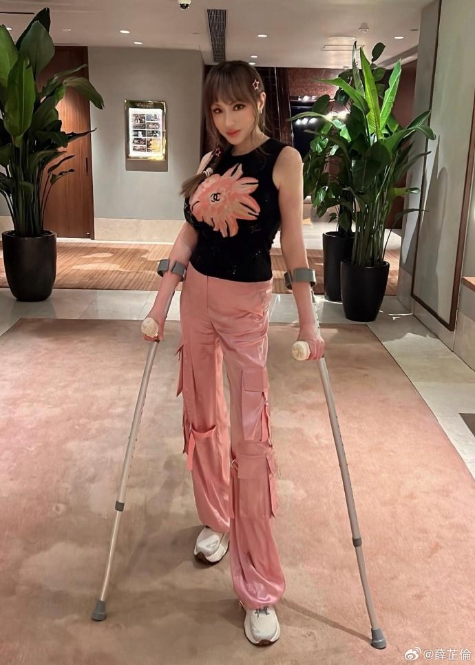 薛芷倫於6月上載撐枴仗的照片,但未有透露原因。