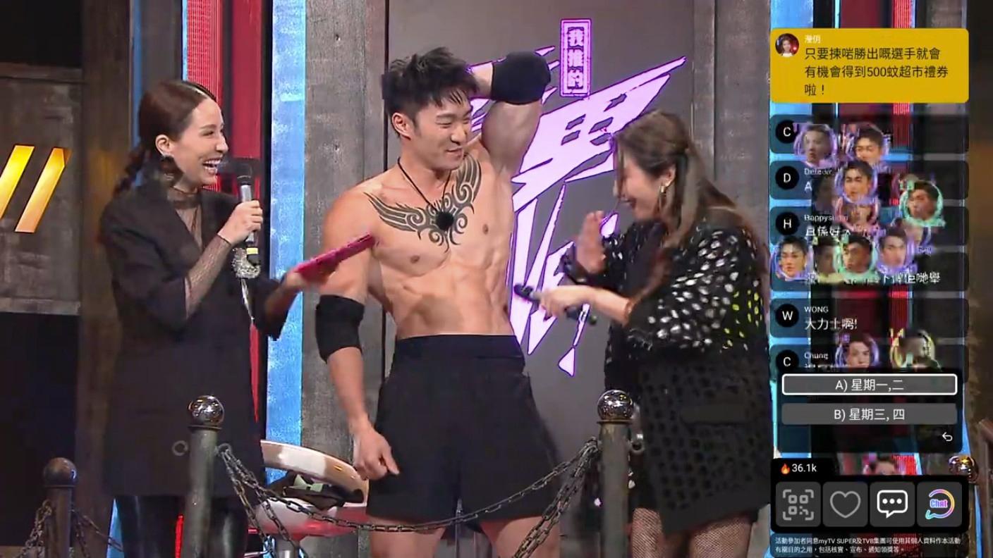 11號Ron向主持支嚳儀展示強大腹肌。