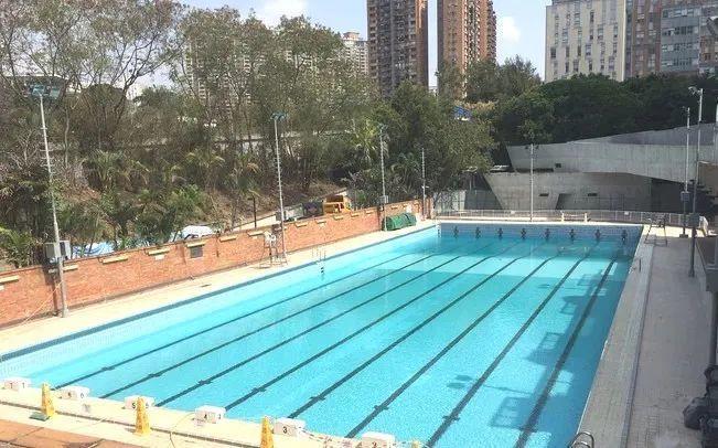 有說理大建校時一名工人被混凝土活埋,之後有學生在事發草地,經常看見一個滿身混凝土的「朋友」,在草地上遊蕩。