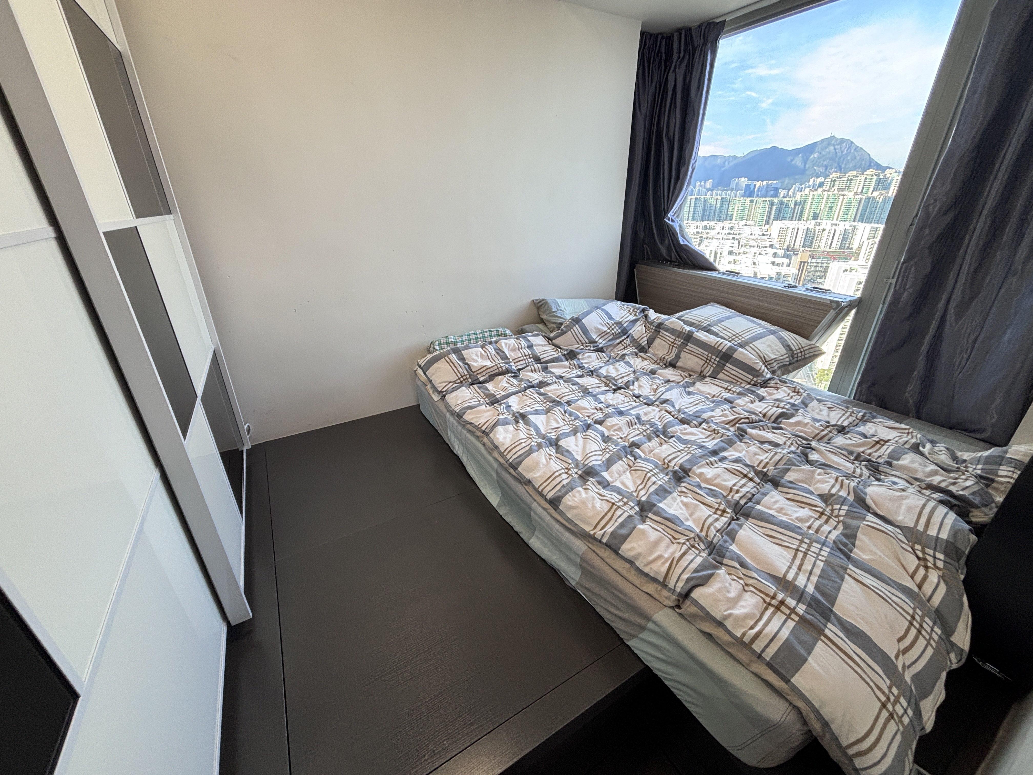 其中一間睡房設有大衣櫃及地台,新淨實用。