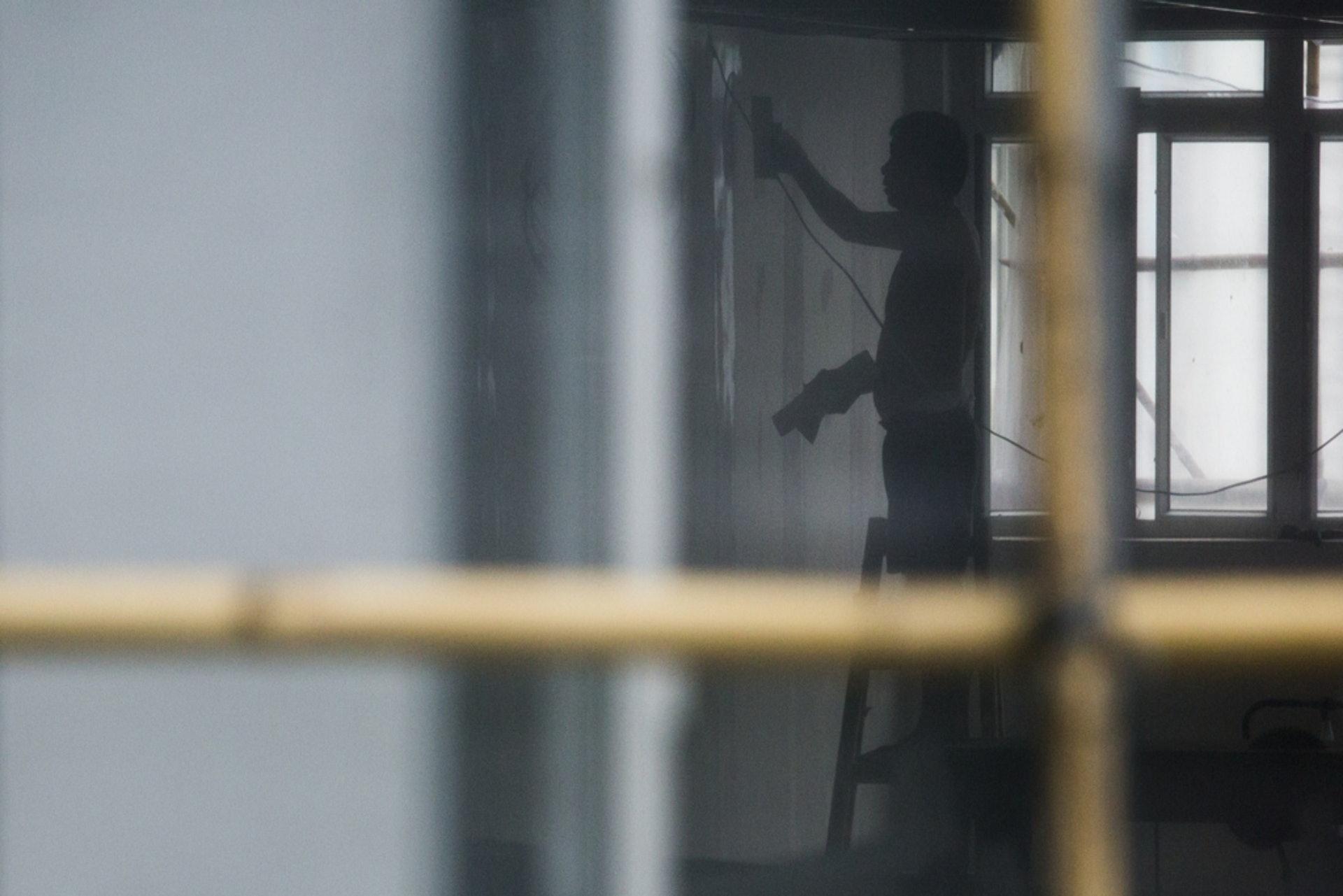 事主陳先生因工作關係認識到裝修公司負責人蔡先生,2022年家裡裝修,於是就找了擅長整窗的他幫忙,價錢合理而且手工不錯,於是上年添置新居都找了他負責整窗,希望順利完工給太太坐月。