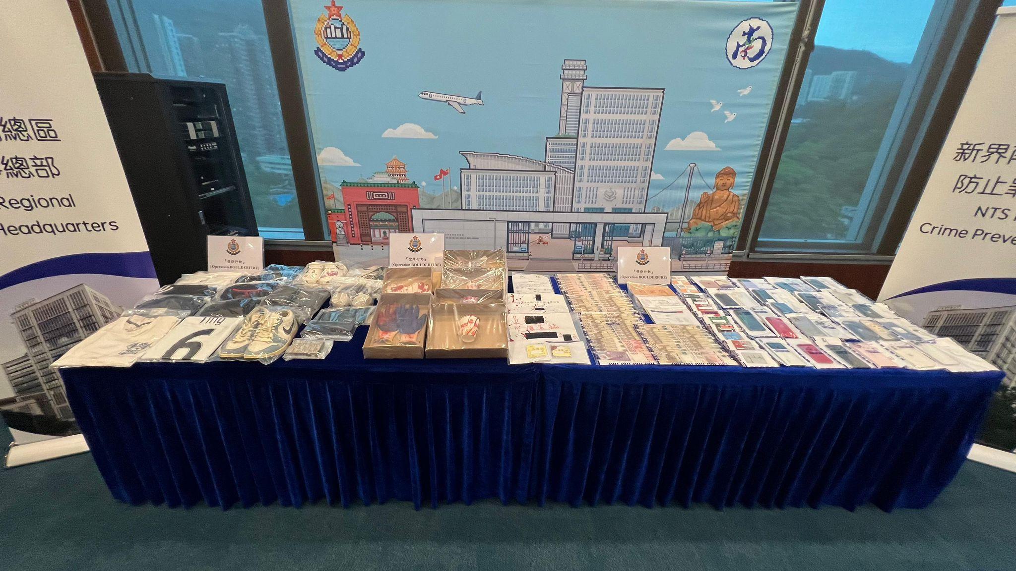 警方在行動中檢獲的現金及工具等。