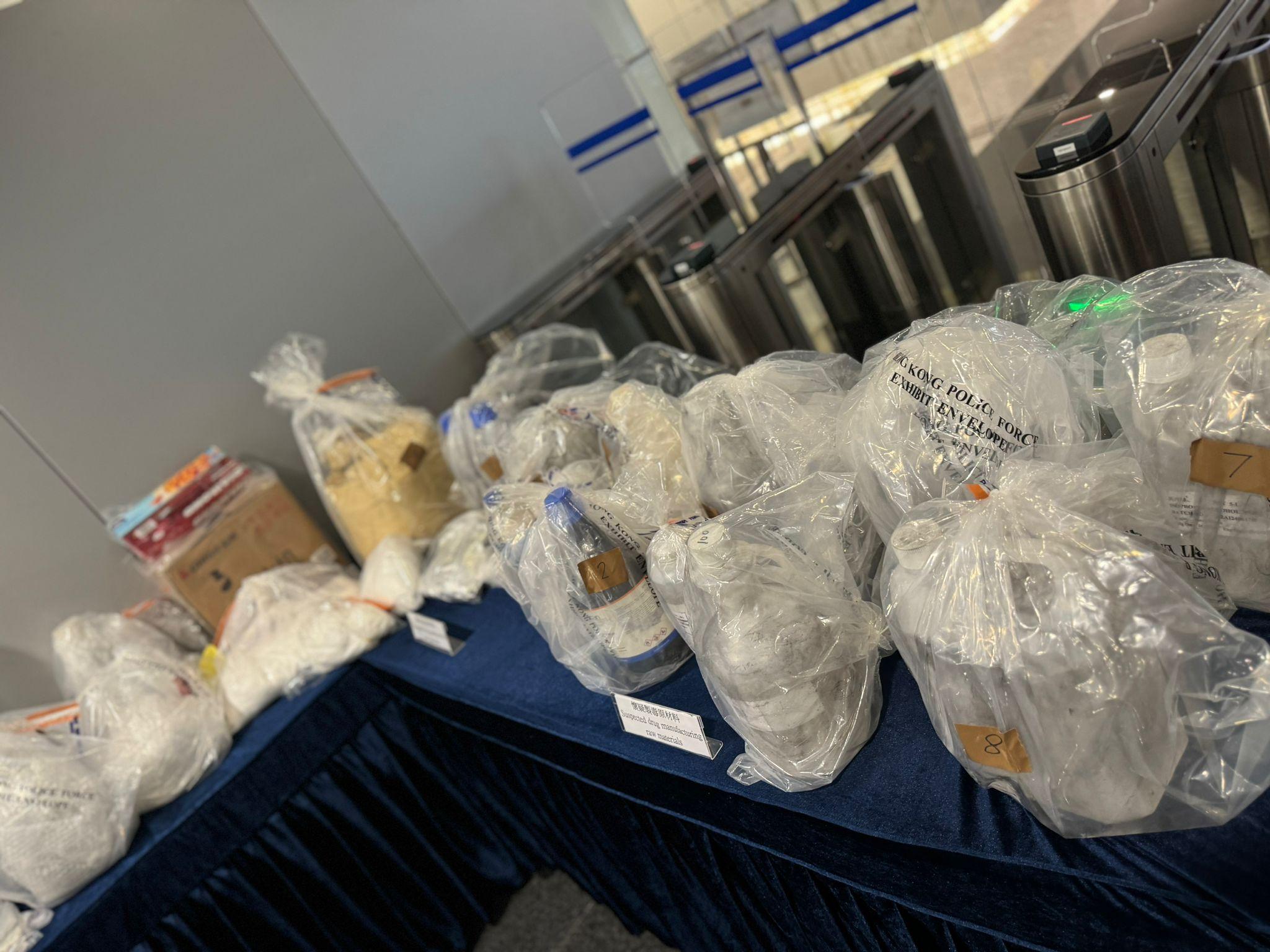 警方在行動中檢獲毒品及製毒工具。