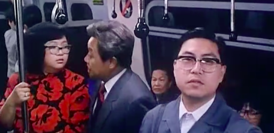 《富貴再逼人》一名扮演內地人的演員把波波扶手當成咪,再說出「唔該同志,下一站有落。」