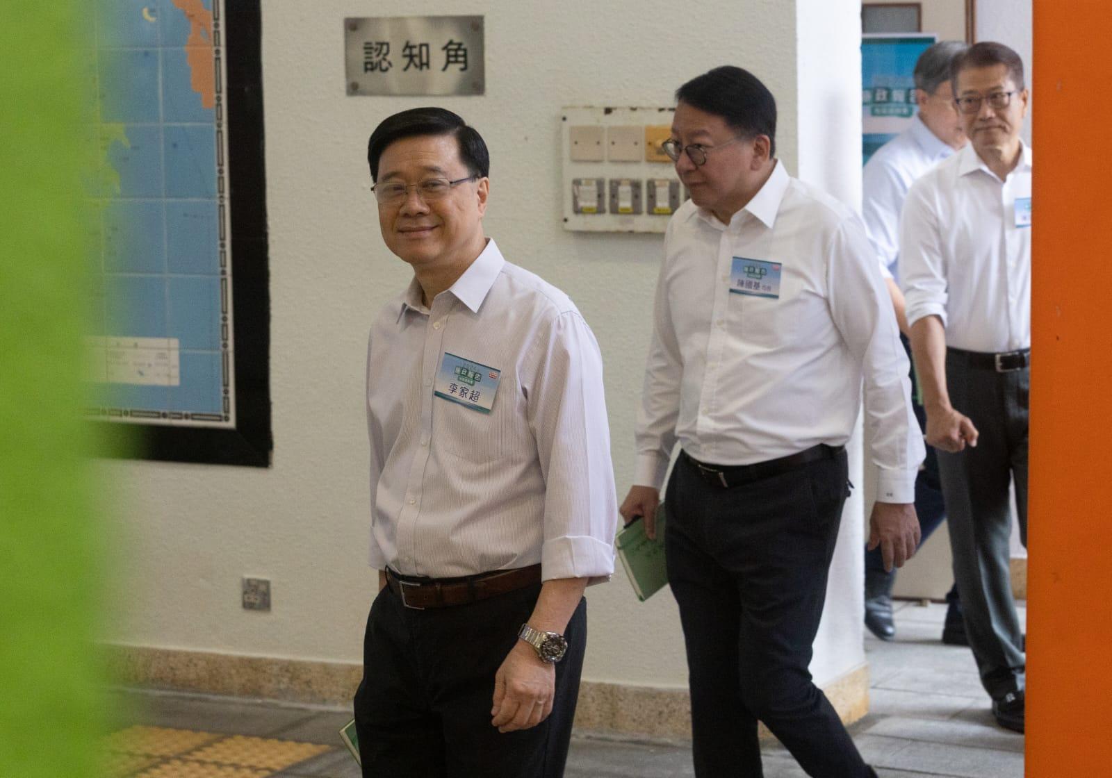 李家超到大埔官立小學出席諮詢會。(蘇文傑攝)