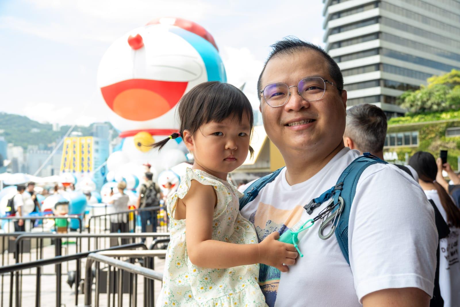 市民黃先生帶同女兒觀看展覽。(陳奕釗攝)