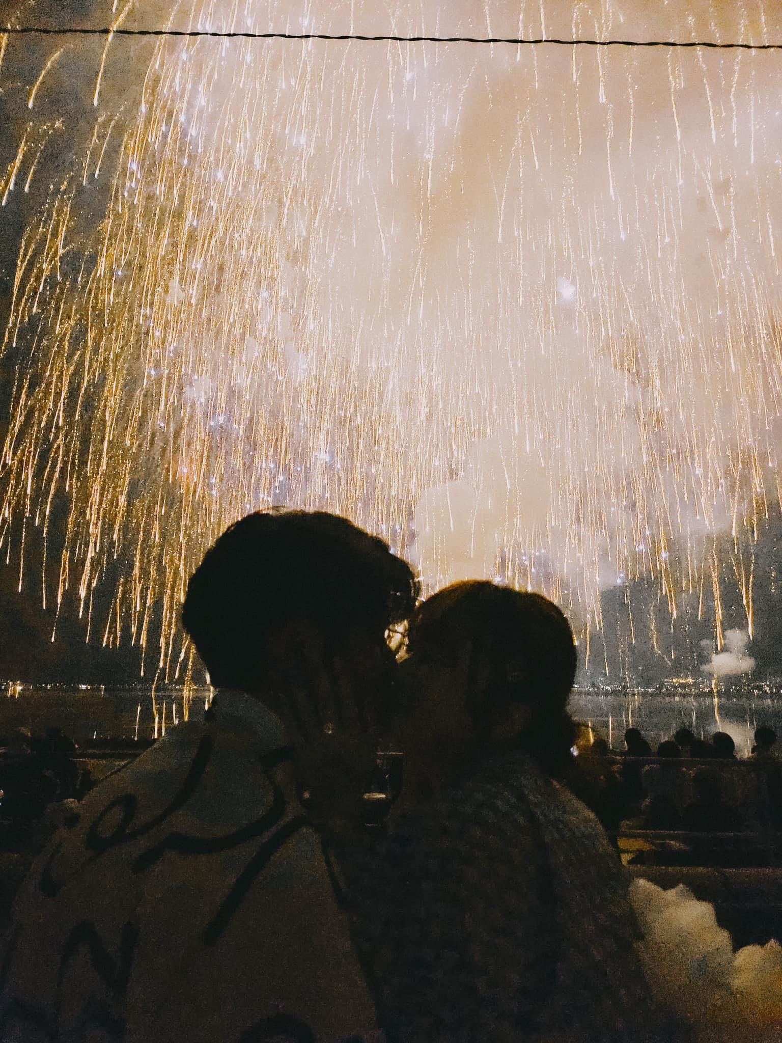 譚杏藍在浪漫花火下答應做人妻。