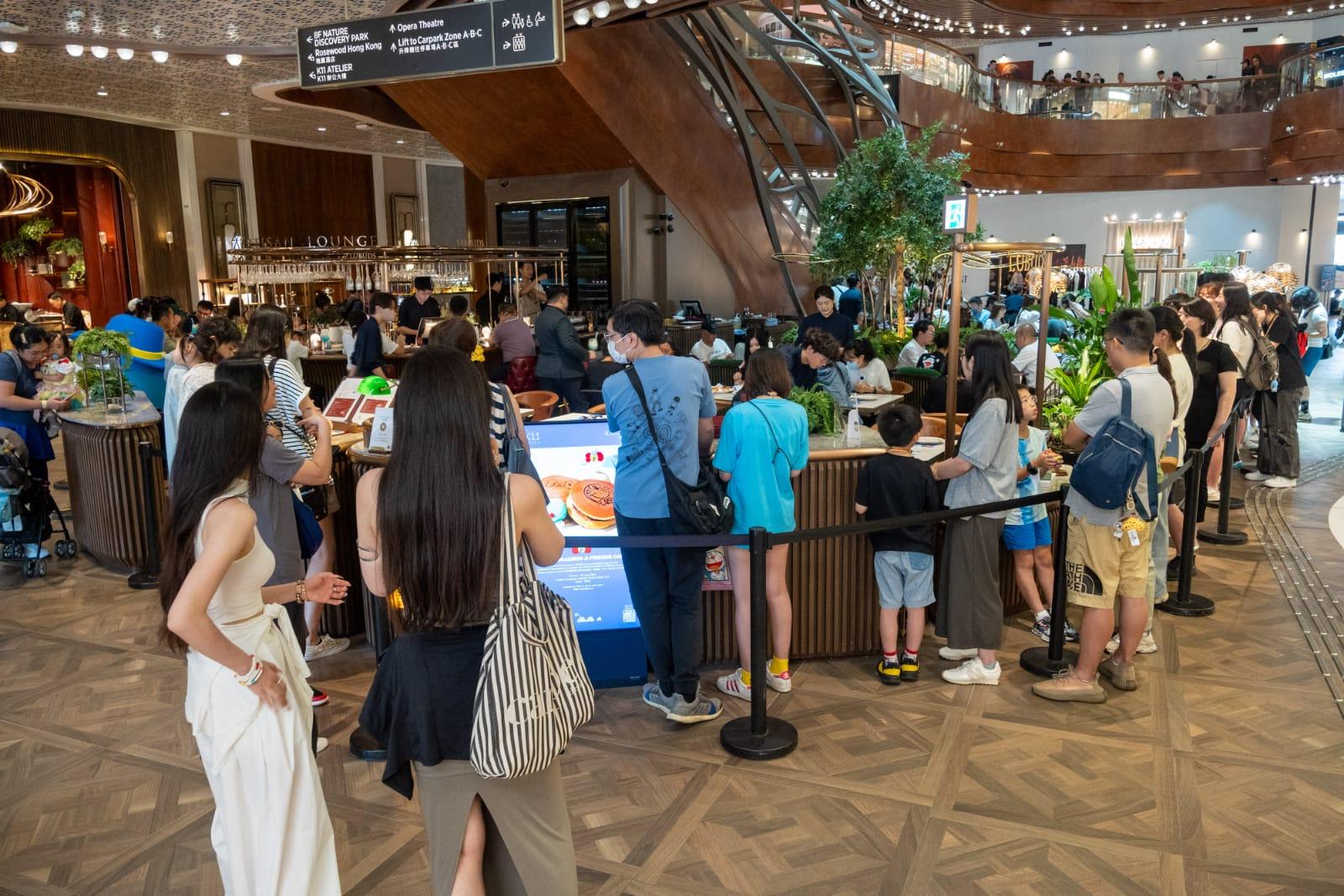 展覽帶動附近商場的人流。(陳奕釗攝)