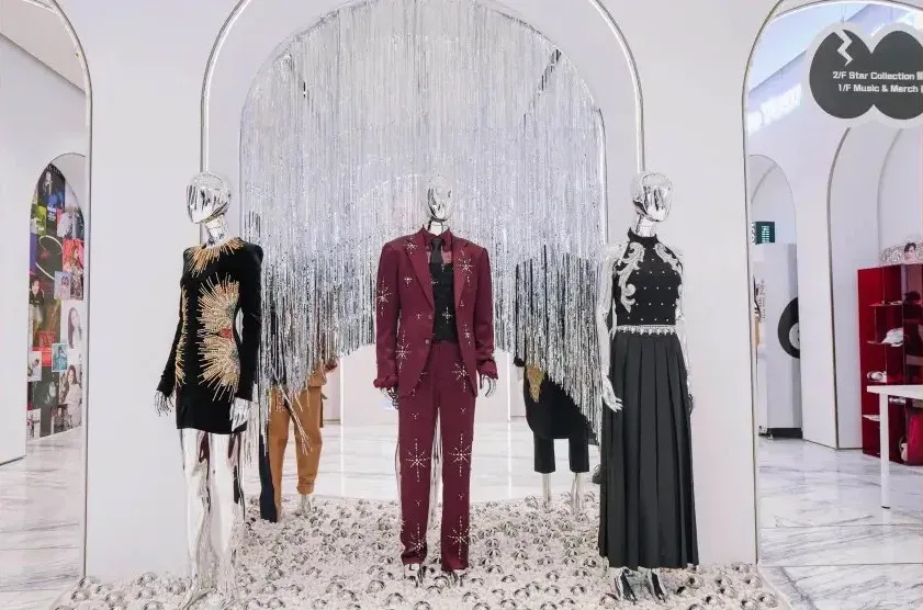 英皇娛樂推出藝人精品概念店 粉絲抽中明星交換卡 內地網民收楊受成博士閃卡:期待財運提升