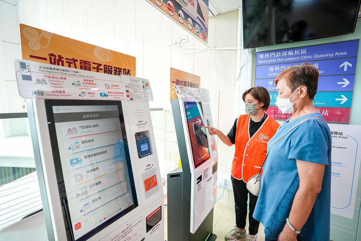 醫管局安排病人服務大使推廣HA Go應用程式。(醫管局提供)