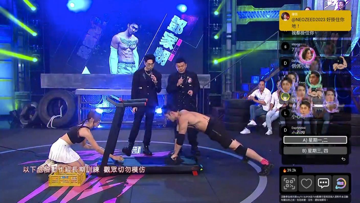 11號Ron用健身滾輪避障礙物。