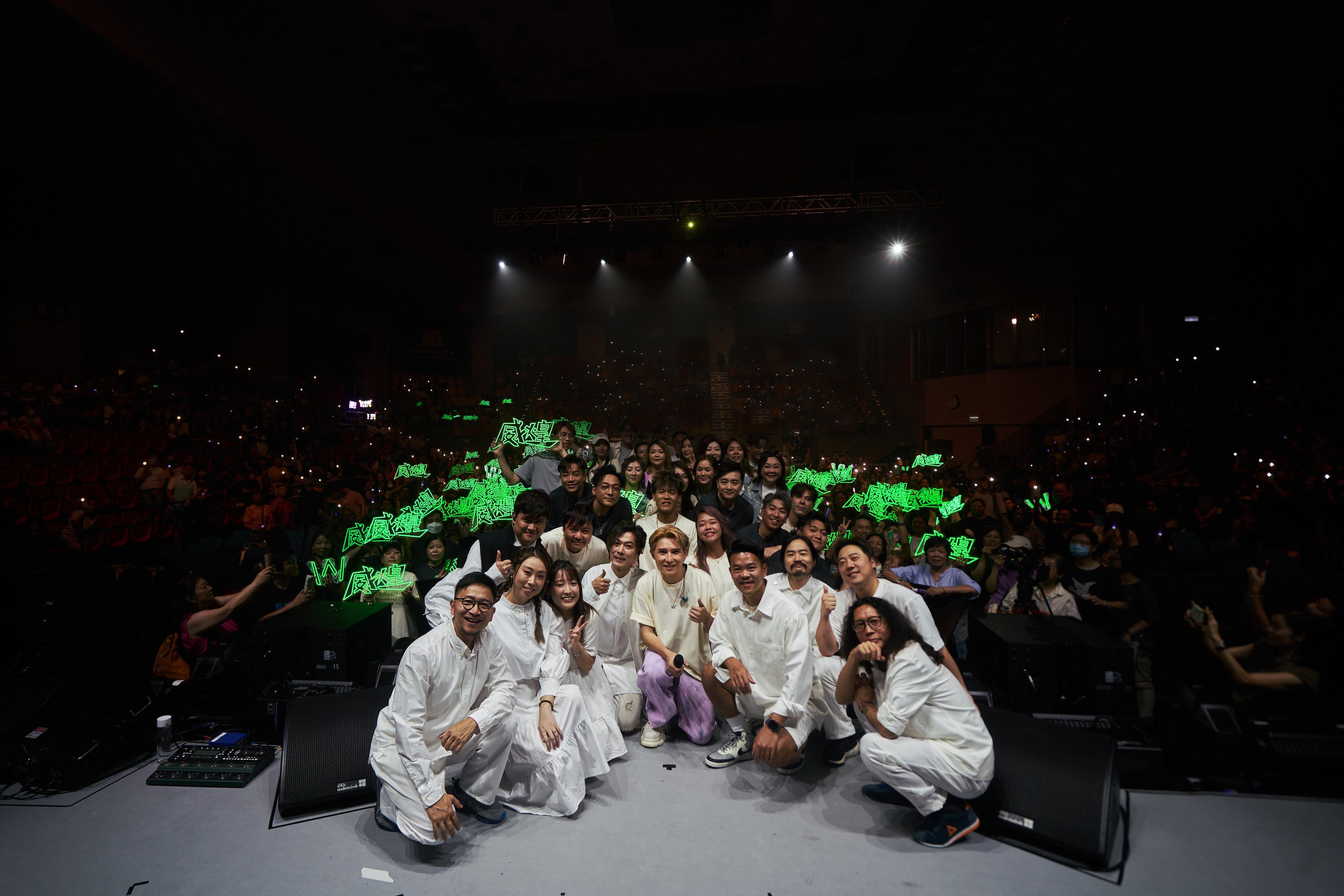 劉威煌尾場與《中年好聲音》一、二季成員及全場觀眾大合照。