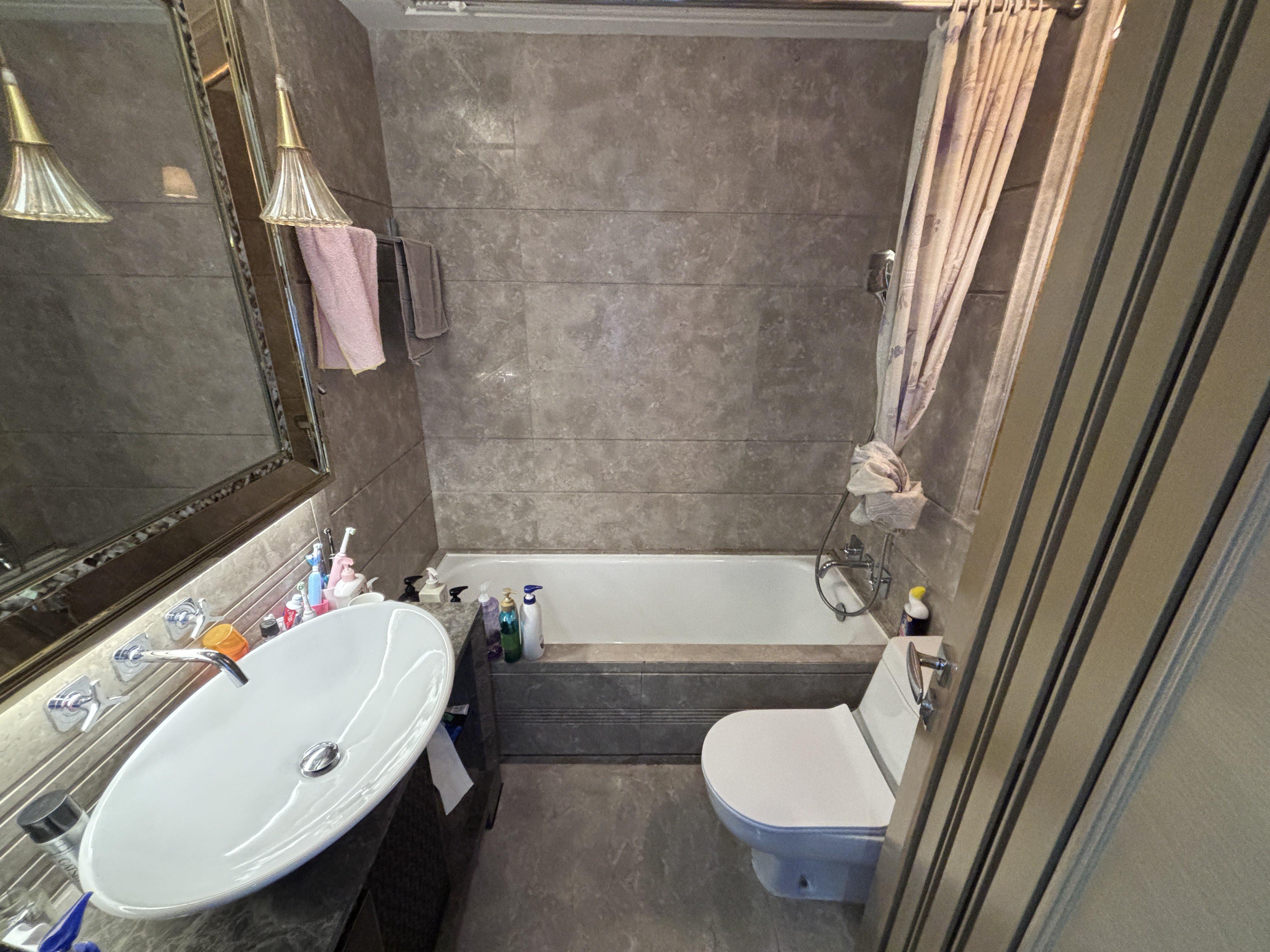 浴室為發展商裝修,保養得宜。