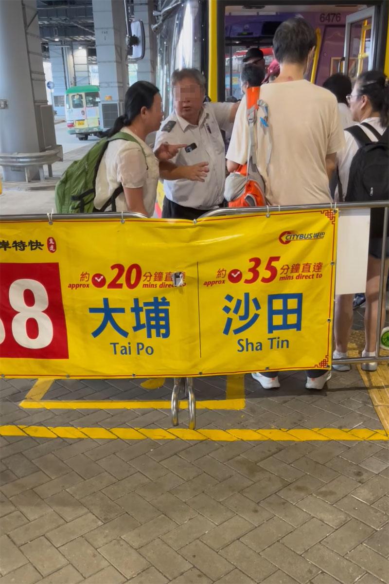 香園圍管制站有婦人見即將開出的巴士仍有位置,欲直接從隊頭登車被拒。(網民UE Wong影片截圖)