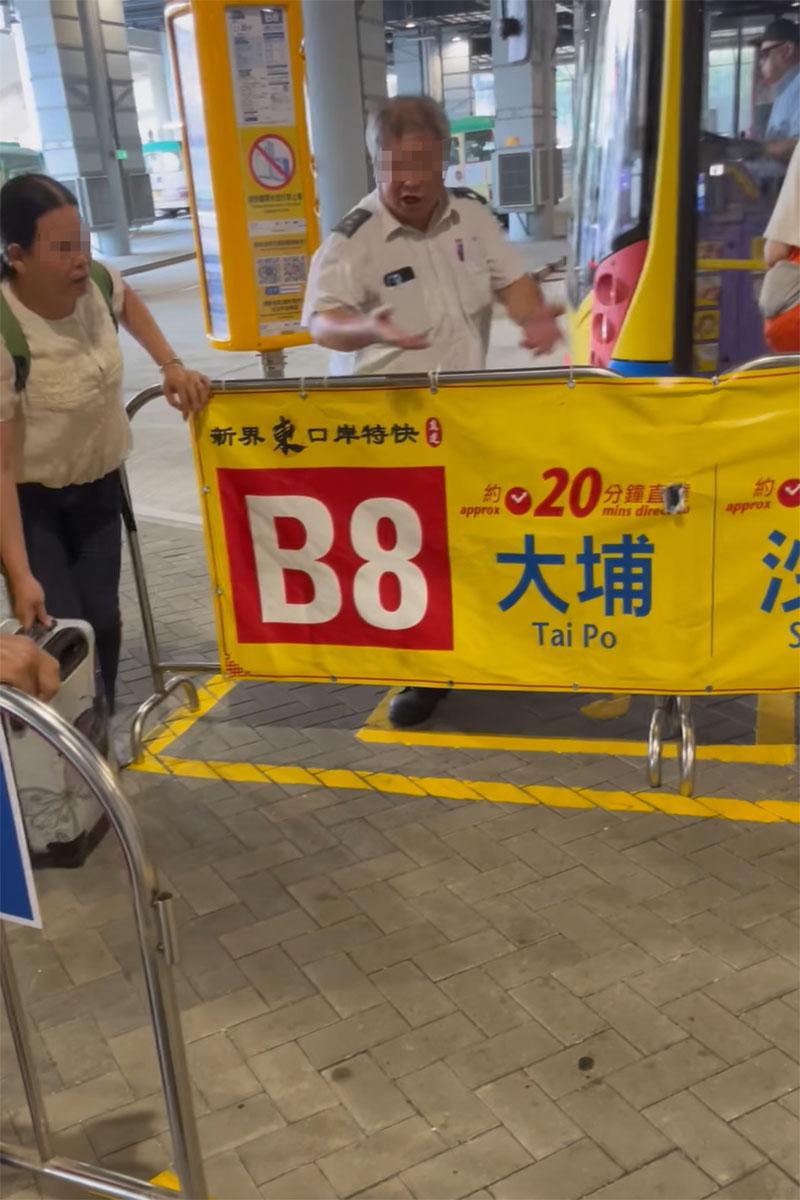 香園圍管制站一名婦人擬從隊頭登車不果,被指示到隊伍輪候登車。(網民UE Wong影片截圖)
