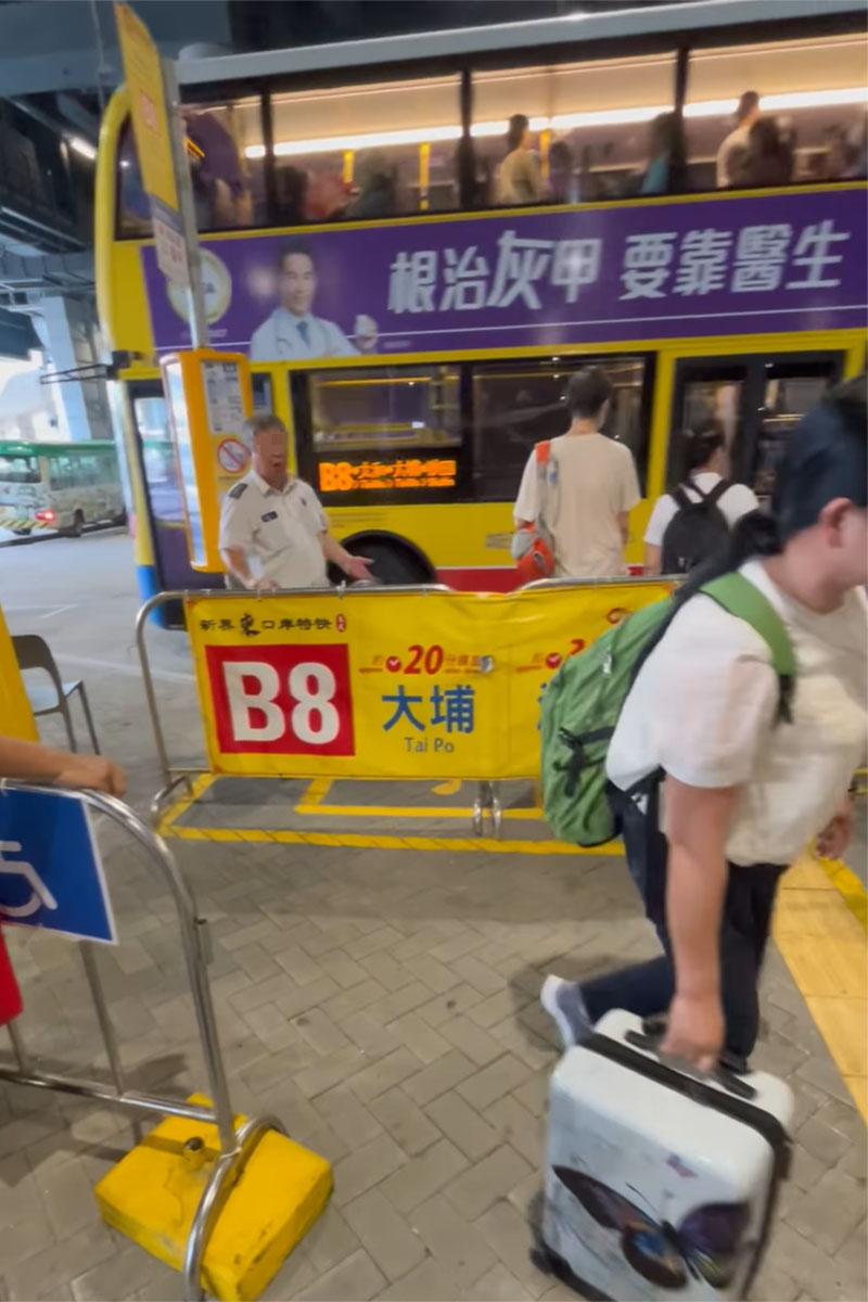香園圍管制站一名婦人擬從隊頭登車不果,被指示到隊伍輪候登車。(網民UE Wong影片截圖)