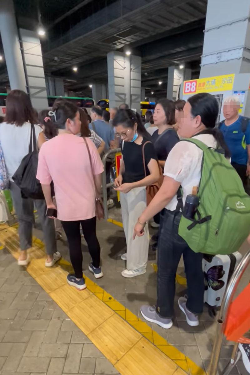 婦人到達隊伍排隊後,仍然不甘示弱批評巴士公司「大把位都唔畀人上」。(網民UE Wong影片截圖)