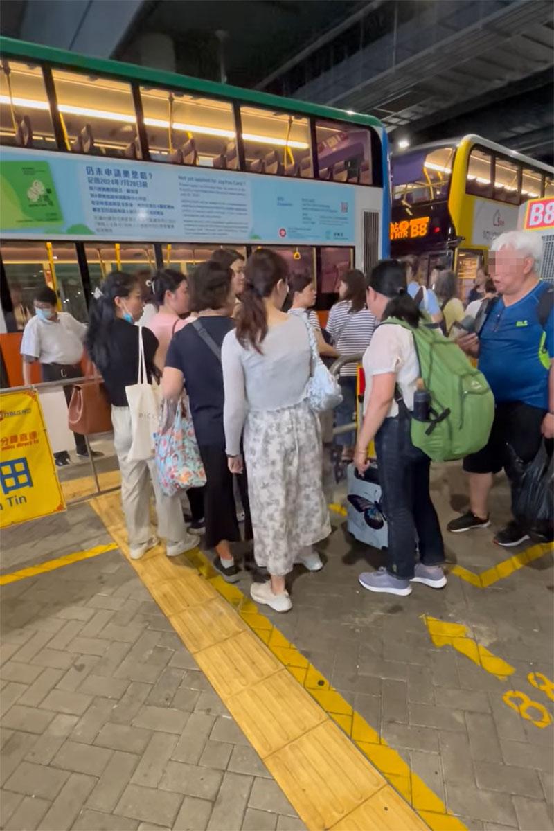 婦人到達隊伍排隊後,仍然不甘示弱批評巴士公司「大把位都唔畀人上」。(網民UE Wong影片截圖)