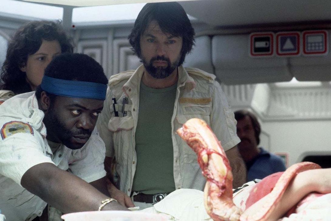 「破胸體」從宿主破肚而出,尺寸與畫面似足男性勃起時的狀態。