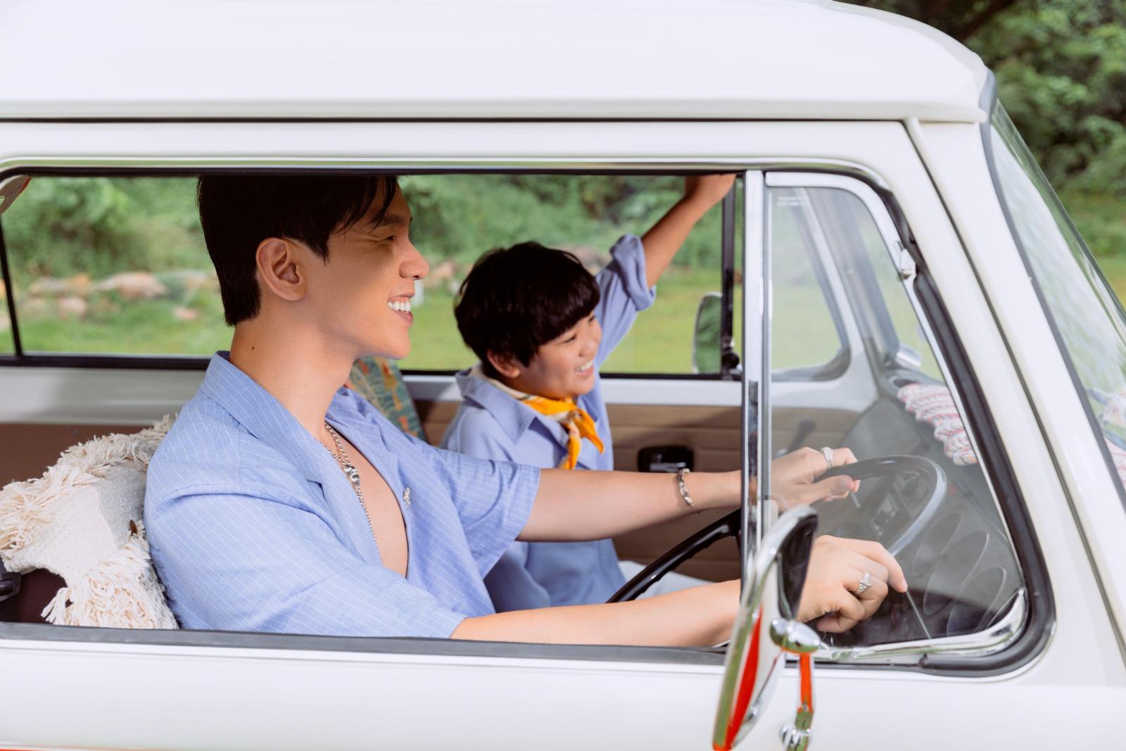 今次MV,由Phil駕駛小貨車到郊外露營。