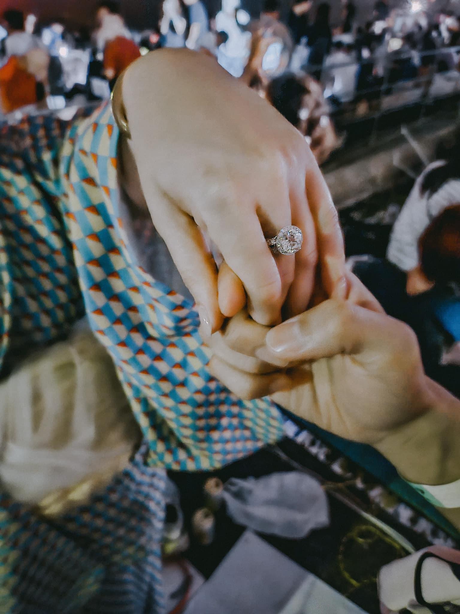 譚杏藍曬巨鑽答應做人妻。